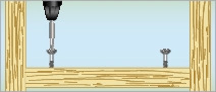 Träbalk sätts på plats med två skruvar, en borr används för att fästa skruvarna i balken.