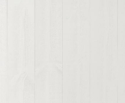 Vitmålad panel med slätspont och finsågad yta i vertikal orientering.