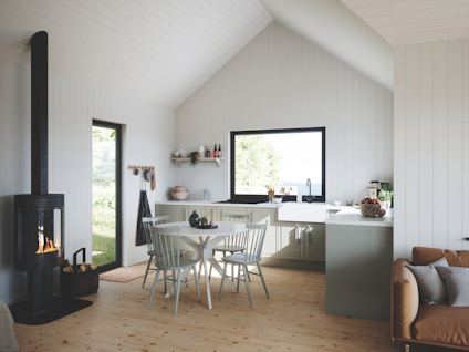 Modernt kök med vita väggar och trädetaljer, öppen spis till vänster, matbord med stolar i mitten, soffhörna till höger.