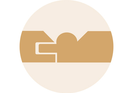 En cirkelformad logotyp med abstrakta bruna och beige former i överlappande design.