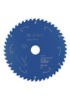 Blå cirkelsågklinga med taggiga kanter och tryckt text, inklusive tillverkarnamn och några specifikationer.