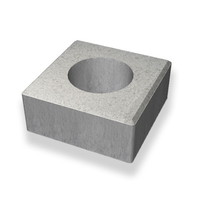 Grått, fyrkantigt betongelement med ett runt hål i mitten.