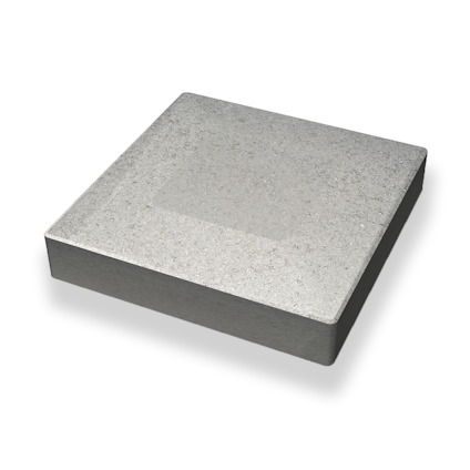 Betongplatta med slät, välvd yta och fyrkantig form, liggande mot vit bakgrund.