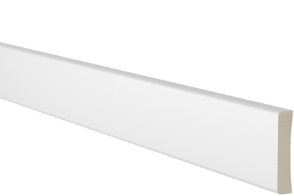 Vitmålad trälister med slät yta och lätt fasad kant mot en svart bakgrund.