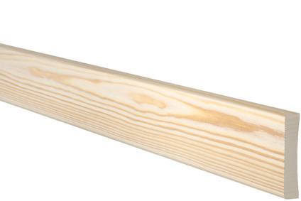 Furuträlist med synliga årsringar och raka kanter mot svart bakgrund.