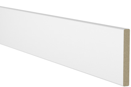 Vit MDF-panel med slät yta och brunt kärnmaterial synligt i ena kanten mot svart bakgrund.