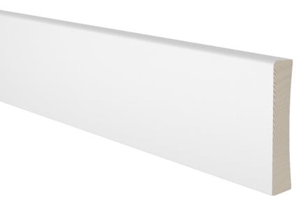 Vitmålad sockel i trä med rundad överkant mot svart bakgrund.