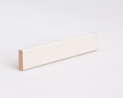 Vitmålad trälist med en ljus träfärgad ände, liggande på en vit bakgrund.