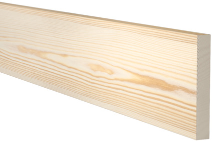 Planhyvlad furubrädas ljusa yta med träådring synlig.