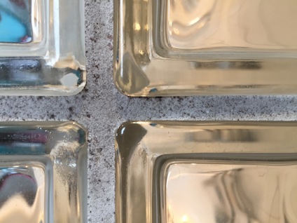 Betongglas med mögelpåväxt i skarvarna.