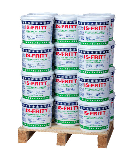Flera hinkar med etiketten "IS-FRITT", staplade på en träpall.