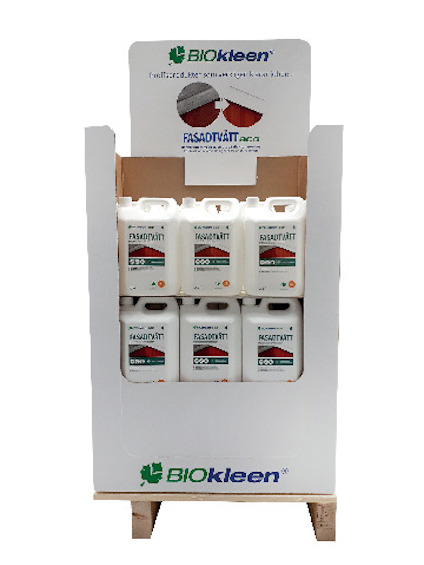 Stapel med vit förpackning märkt "BIOkleen FASADTVÄTT ECO" i dekorativ ställning.