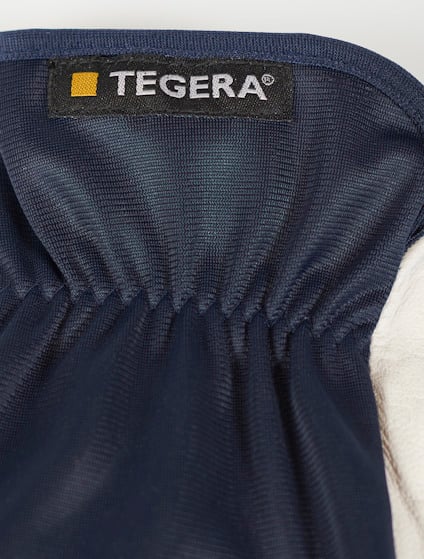 En del av en handske med en elastisk mudd. Märket "TEGERA" syns på insidan av mudden.