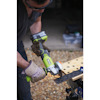 Person använder en grön batteridriven vinkelslip från Ryobi, gnistor flyger från metallplatta. Använder skyddsglasögon och handskar.