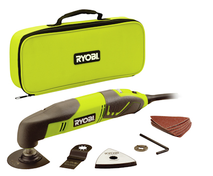 Multiverktyg Ryobi RMT200-S med tillbehör, inklusive sågblad, sandpapper, sexkantsnyckel och förvaringsväska.