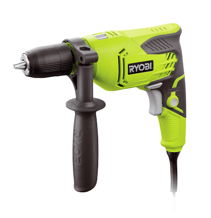 Grön och svart slagborrmaskin med sidohandtag och strömkabel; märkt RYOBI.