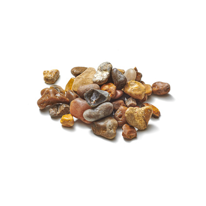 Hög med blandade små stenar i olika nyanser av brunt, rött och gult på vit bakgrund.