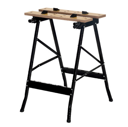 Hopfällbar arbetsbänk med svart metallstativ och träskiva med flera hål.