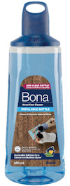 Transparent blå flaska med etikett "Bona Wood Floor Cleaner", text och bild av person som moppas. Volym 850 ml.