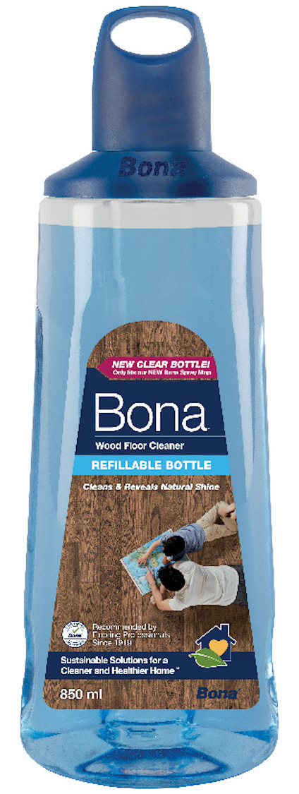 Transparent blå flaska med etikett "Bona Wood Floor Cleaner", text och bild av person som moppas. Volym 850 ml.