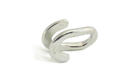 Metallfärgad, U-formad skarvlänk i metall, liggande på vit bakgrund.