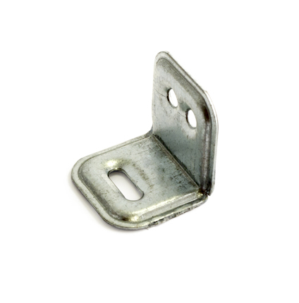 Metallvinkelbeslag med två runda och ett ovalt hål.