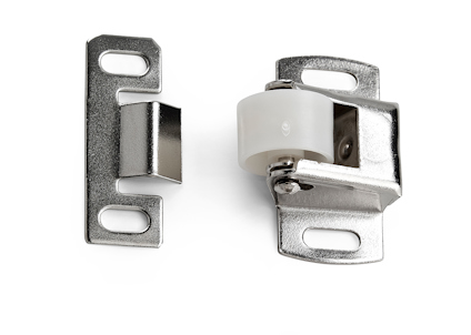 Två metallbeslag i silverfärg, ett med rulle och ett med hake, placerade bredvid varandra.