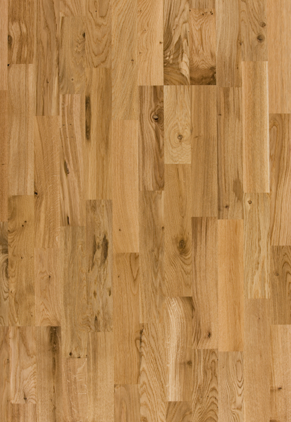 Ljusbrun ekparkett med varierande ådring och nyanser i 3-stavsdesign.