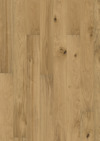 Ljusbrunt trägolv i ek med naturliga ådringar och knastar. Matt yta och små fasningar mellan plankorna.