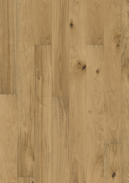 Ljusbrunt trägolv i ek med naturliga ådringar och knastar. Matt yta och små fasningar mellan plankorna.
