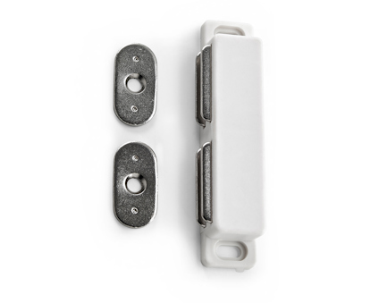 Vitt magnetlås med två metallplattor på vit bakgrund.
