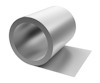 Rulle av silverfärgat metallband som är utrullad delvis på en vit bakgrund.