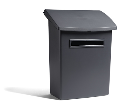Mörkgrå plastbrevinkast med sluttande lock och inkastöppning på framsidan.