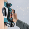 Batteridriven hyvel i användning på en träbit, med märket "Makita" synligt på verktyget.