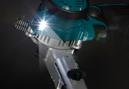 En elektrisk bandslipmaskin med turkost hölje och svart handtag, lysande lampa framtill.