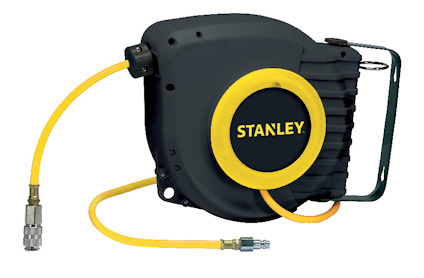 Slangvinda med svart hölje och gul slang med metallkoppling, monterad på väggfäste. Märkt med "Stanley".