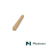 Rektangulär träbalk i ljust trä med logotypen "Moelven" i hörnet.