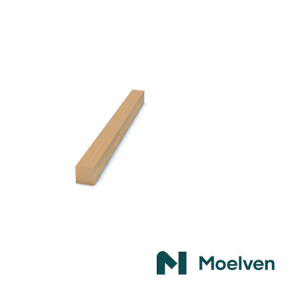 Rektangulär träbalk i ljust trä med logotypen "Moelven" i hörnet.