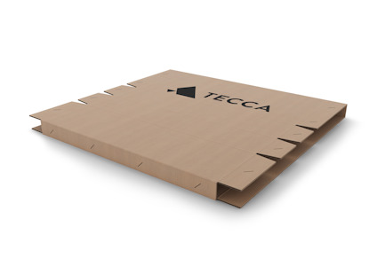 Kvadratisk kartongförpackning med texten "TECCA" i svart och en svart triangel ovanför.