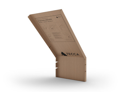 Kartong med texten "TECCA" och teckningar, lutad på marken.