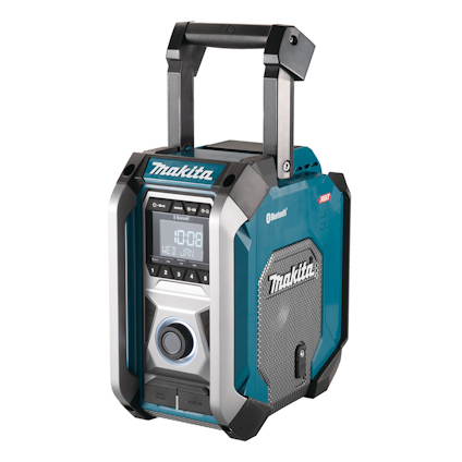 Bärbar radio och subwoofer i robust design med handtag; funktionsknappar och skärm på framsidan. Märkt "Makita".