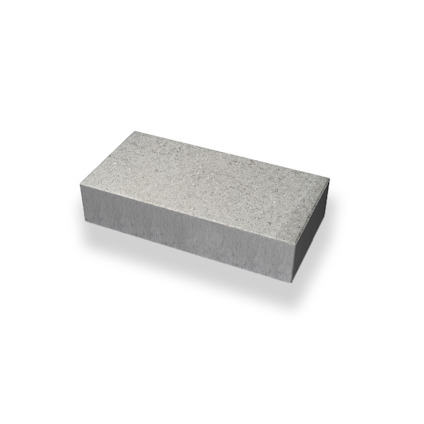 Rektangulär grå betongblock med slät yta, sett snett uppifrån mot vit bakgrund.