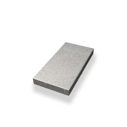 Rektangulär, grå betongplatta med slät yta, svagt fasade kanter mot vit bakgrund.