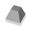 Grå, pyramidal betongplint med jämna kanter och en liten cirkulär fördjupning upptill.