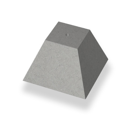 Grå, pyramidal betongplint med jämna kanter och en liten cirkulär fördjupning upptill.