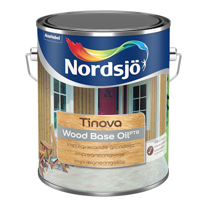 Burk med Nordsjö Tinova Wood Base Oil PT8 etikett, med text på flera språk och motiv av trähus i bakgrunden.