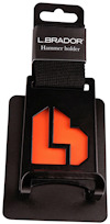 Svart och orange hammarhållare med texten "L.BRADOR Hammer holder" på förpackningen.