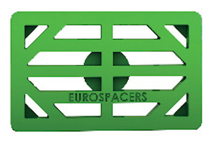 Rektangulär grön pallbricka med utskurna mönster och texten "EUROSPACERS".
