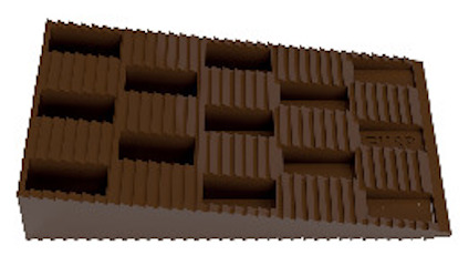 Brun kilformad plastblock med räfflad yta och flera rektangulära sektioner.