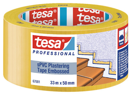 Gul tejprulle med etikett som visar "tesa professional", "sPVC Plastering Tape Embossed" och illustration av en trappa.